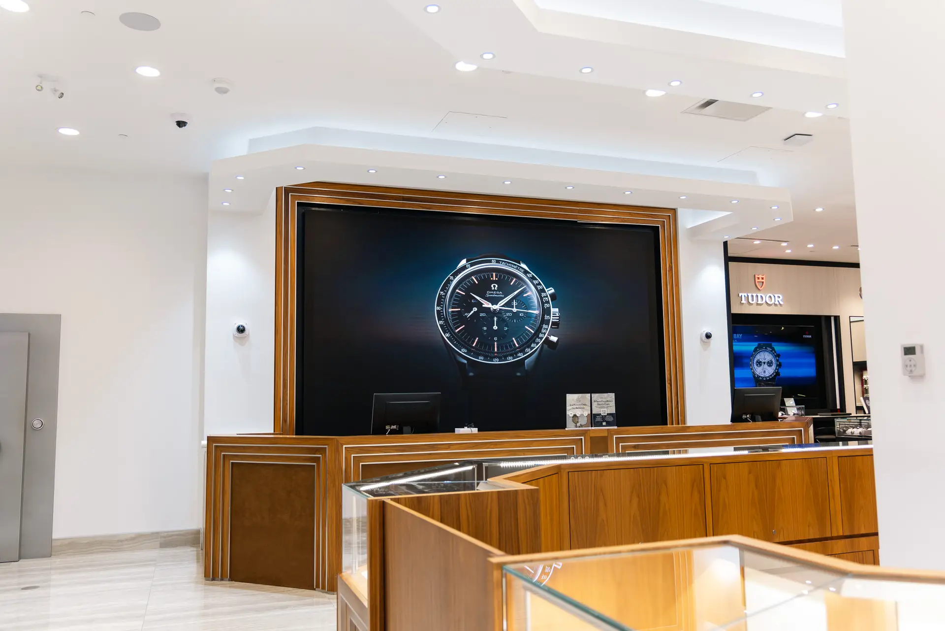 DVLED video wall for retail store